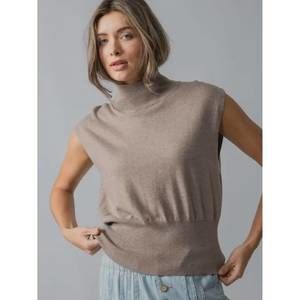 NEW URBAN DAIZY sleeveless chaleur turtleneck knit top in beige